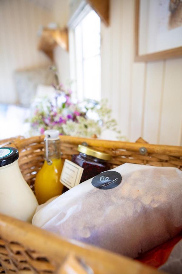 Romantic Secluded Shepherd Hut Hares Rest Southwick  Bagian luar foto