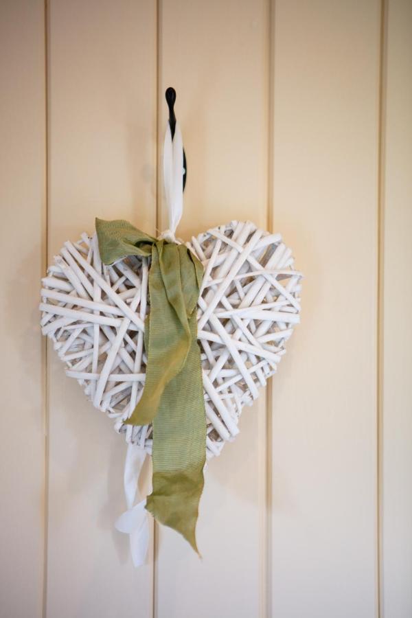 Romantic Secluded Shepherd Hut Hares Rest Southwick  Bagian luar foto