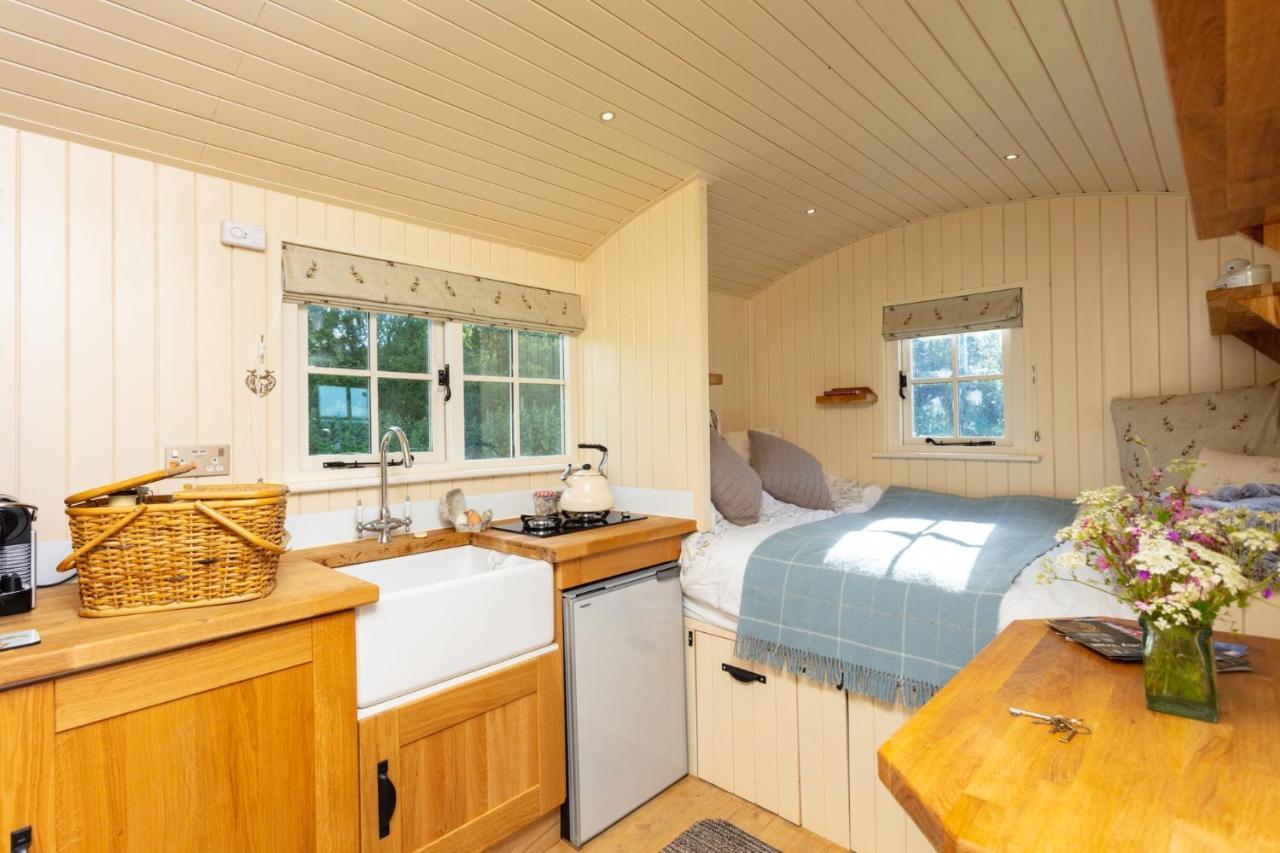 Romantic Secluded Shepherd Hut Hares Rest Southwick  Bagian luar foto