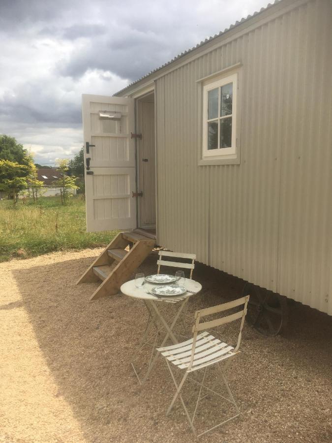 Romantic Secluded Shepherd Hut Hares Rest Southwick  Bagian luar foto