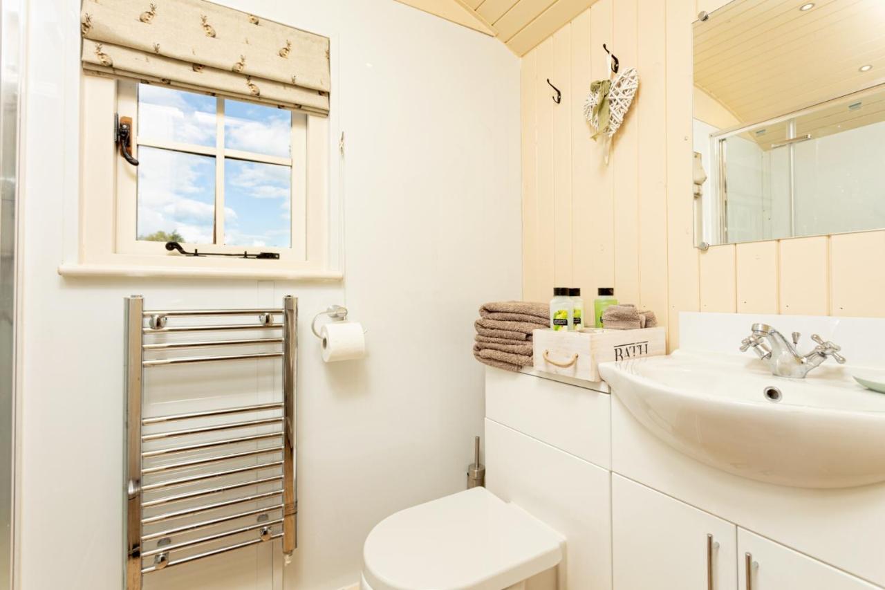 Romantic Secluded Shepherd Hut Hares Rest Southwick  Bagian luar foto