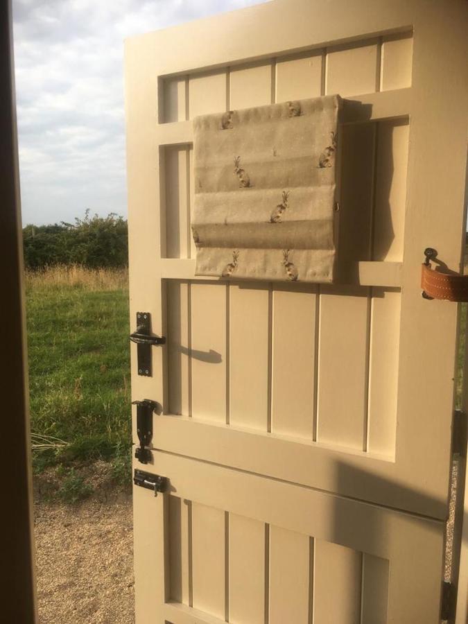 Romantic Secluded Shepherd Hut Hares Rest Southwick  Bagian luar foto