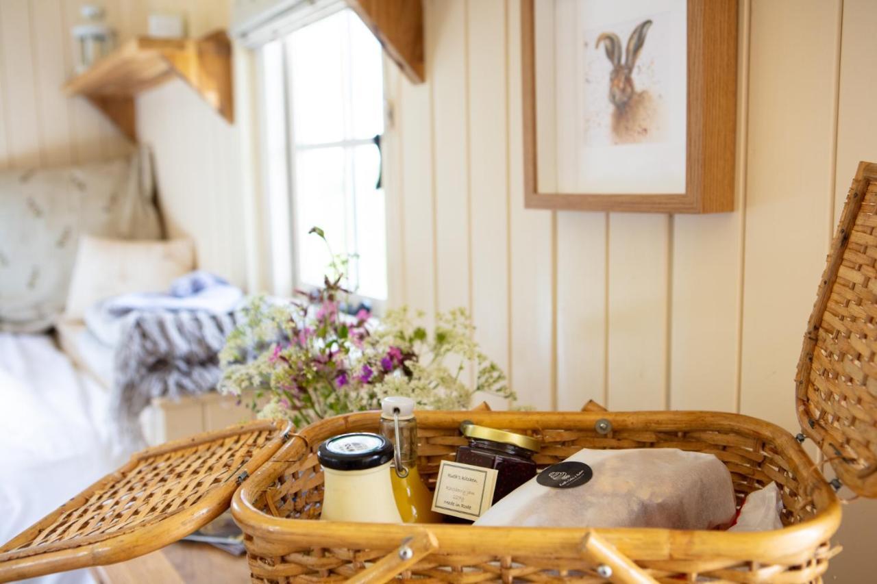 Romantic Secluded Shepherd Hut Hares Rest Southwick  Bagian luar foto